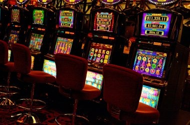 Sugar Rush slot game interface showing reels and paytable